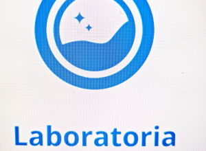 Logo Laboratorii Przyszłości z takim własnie napisem i rysunkiem kolby laboratoryjnej.